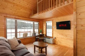 Chestnut Premier, Beautiful Lakeside Log Cabin - Image 3