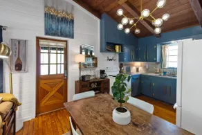 Emerald Cottage bietet einen entspannten Aufenthalt umgeben von hohen Bäumen, mit einer großzügigen Terrasse, Kajaks und Kanus zum Paddeln durch den Zypressenwald und einer Feuerstelle, perfekt für gemütliche Abende im Freien. - Image 5