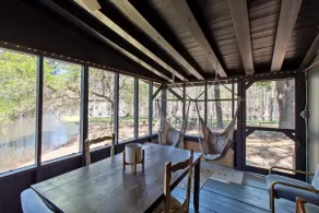 Emerald Cottage bietet einen entspannten Aufenthalt umgeben von hohen Bäumen, mit einer großzügigen Terrasse, Kajaks und Kanus zum Paddeln durch den Zypressenwald und einer Feuerstelle, perfekt für gemütliche Abende im Freien. - Image 2