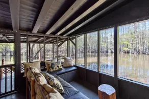 Emerald Cottage bietet einen entspannten Aufenthalt umgeben von hohen Bäumen, mit einer großzügigen Terrasse, Kajaks und Kanus zum Paddeln durch den Zypressenwald und einer Feuerstelle, perfekt für gemütliche Abende im Freien. - Image 4