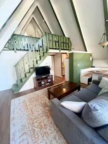 Morgan’s Cozy A-frame: near golf skiing & downtown - Image 3