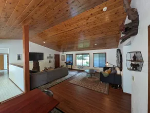 Burlwood Bungalow on Ave of the Giants - Image 3