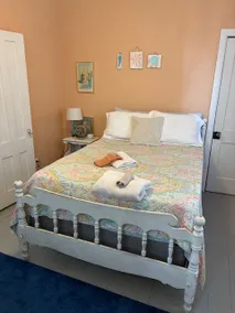 Pet-friendly beach cottage close to downtown - Image 4