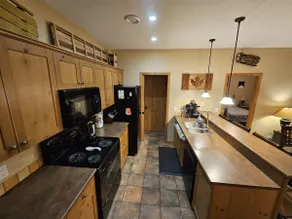 Cozy 2 bdrm Ski in/out close to village w/ hot tub - Image 5
