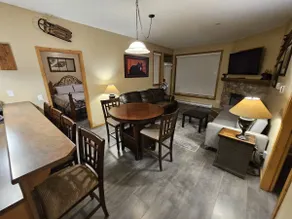 Cozy 2 bdrm Ski in/out close to village w/ hot tub - Image 3