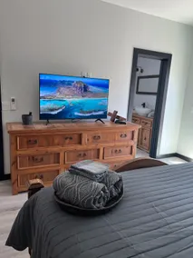 Pine tree hilltop palace with king bed - Image 3