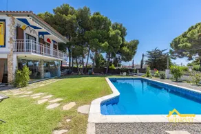 Villa with saltwater pool near the beach - Image 2