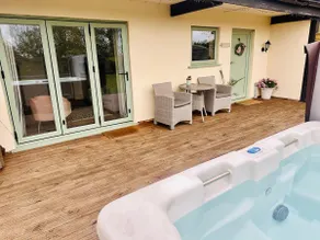 Honeysuckle, Wolds Cottage with Hot Tub, Walesby - Image 2