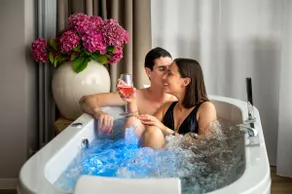 Panoramic suite with a couple's bathtub in the room - Image 3