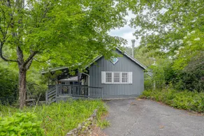 6 Mi to Grandfather Mtn: Lake Cottage w/ Deck - Image 3