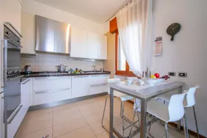 Casa Michelangelo Terrasse du Lac de Garde Apt | Dort 6 + Climatisation, Desenzano Del Garda, Italie - Image 4