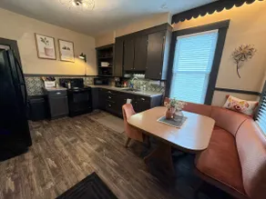 Charming Vintage 2Bd Apartment - Image 4