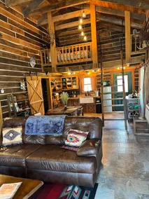 AdamsRock Cabins blander indiansk charme med luksus og moderne komfort! - Image 2