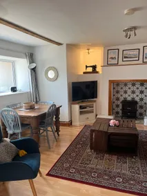 Central 2 bedroom flat with sea views - Image 3