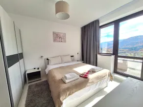 Colina Blossom Retreat – Private Parking & View - Image 2