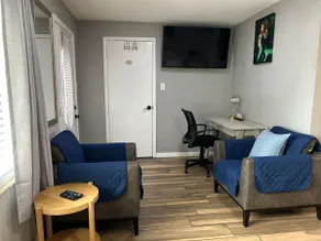King Suite•Private Entry•Driveway•Wi-Fi•Self Check - Image 5