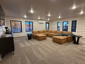 Summit Life: a ski-in, ski-out retreat offering luxury mountain living. - Image 2