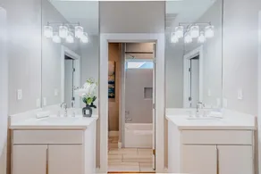 3BR Cozy Bungalow 1749! Medical Center, Stadiums! - Image 4