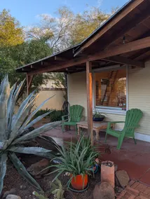 Elm Bungalow: Chic Desert Retreat & Walkable Gem - Image 2