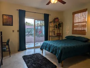 Elm Bungalow: Chic Desert Retreat & Walkable Gem - Image 4