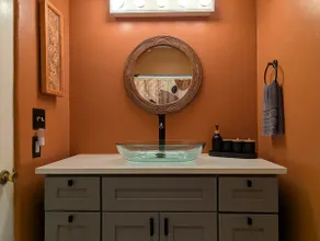 Elm Bungalow: Chic Desert Retreat & Walkable Gem - Image 3