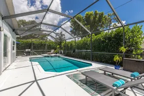 Sunny, open 3 BR, 2 BA *pool* home - Image 3