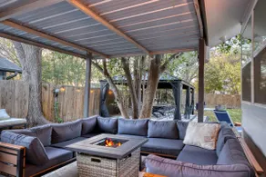 ATX Oasis, 6 Beds, Hot-tub, Large Backyard - Image 3