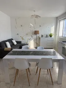 Fully-equipped 3-bedroom apartment with garden - Image 2