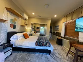 Private Entrance with Cozy courtyard Suite - Image 4