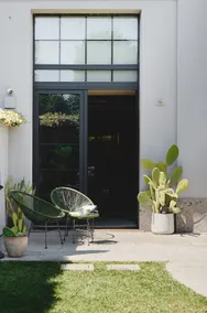 Modern canal-side loft with private garden - Image 2