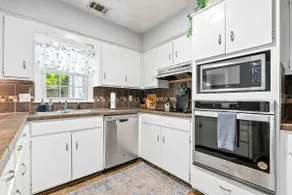 King bed 3 bedroom Townhouse close to Toomers! - Image 3