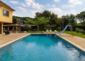 Rustic house with pool in Girona - Image 4