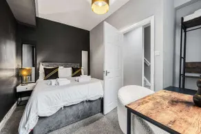 3 BR Home Close to MCR City Centre - Image 2