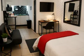 Cozy & Private Apt • Free Parking •15 min Airport - Image 2