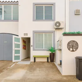 Cozy & Private Apt • Free Parking •15 min Airport - Image 4