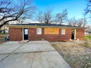 Short Drive to Airport - Central Location W/ Patio - Image 2