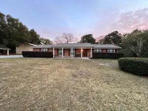 Peaceful 3BR 2Bath w/ Deck, Porch & Near Beaches - Image 2