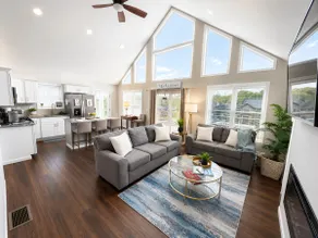 Chalet Style Lake House, hot tub & nearby beach - Image 2