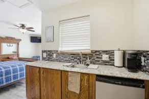 Lakeside studio Apartment steps from lake and park - Image 5