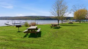 Lakeside studio Apartment steps from lake and park - Image 3