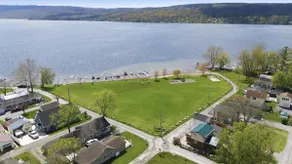 Lakeside studio Apartment steps from lake and park - Image 4