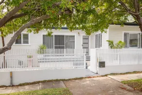 Blissful Merewether Beach Cottage: A Coastal Gem - Image 2
