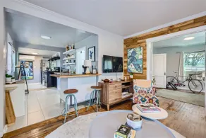 💻 WFH near coffee & food in artists cozy 1bd home - Image 5