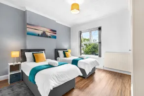 HILLTOP PLACE SUITES 6 beds for CONTRACTORS and FAMILIES near MEADOWHALL with FREE PRIVATE PARKING - Image 4