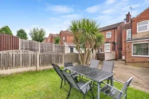 HILLTOP PLACE SUITES 6 beds for CONTRACTORS and FAMILIES near MEADOWHALL with FREE PRIVATE PARKING - Image 2