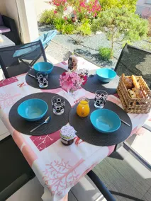 High-comfort 2-bedroom apartment with sea view – beach & pool - Image 2