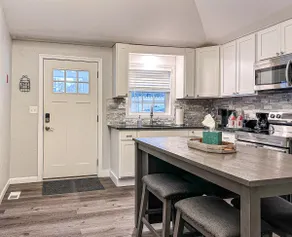 Great location/King bed/Firepit/Jericho Rd Retreat - Image 4
