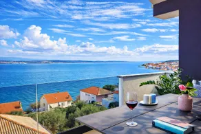 Luxury Sunrise Apartment with Jacuzzi & Sea View - Image 4