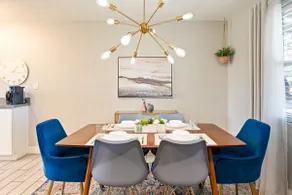 Central | 7 Mins to Airport | 1 Story | Sleeps 10 - Image 2