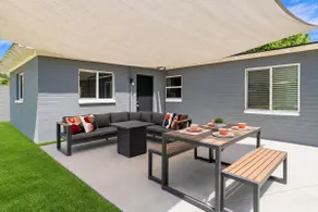 Central | 7 Mins to Airport | 1 Story | Sleeps 10 - Image 5